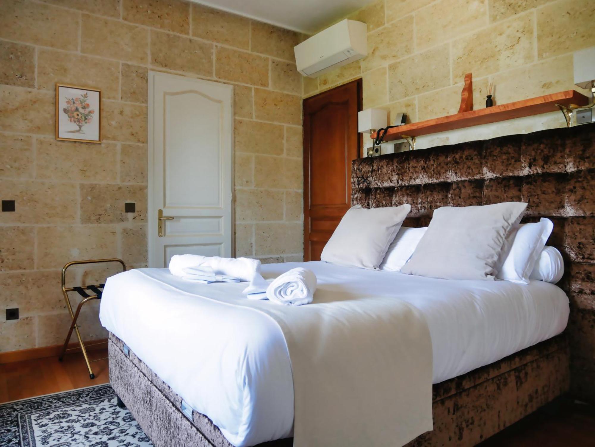 Chateau Hotel *