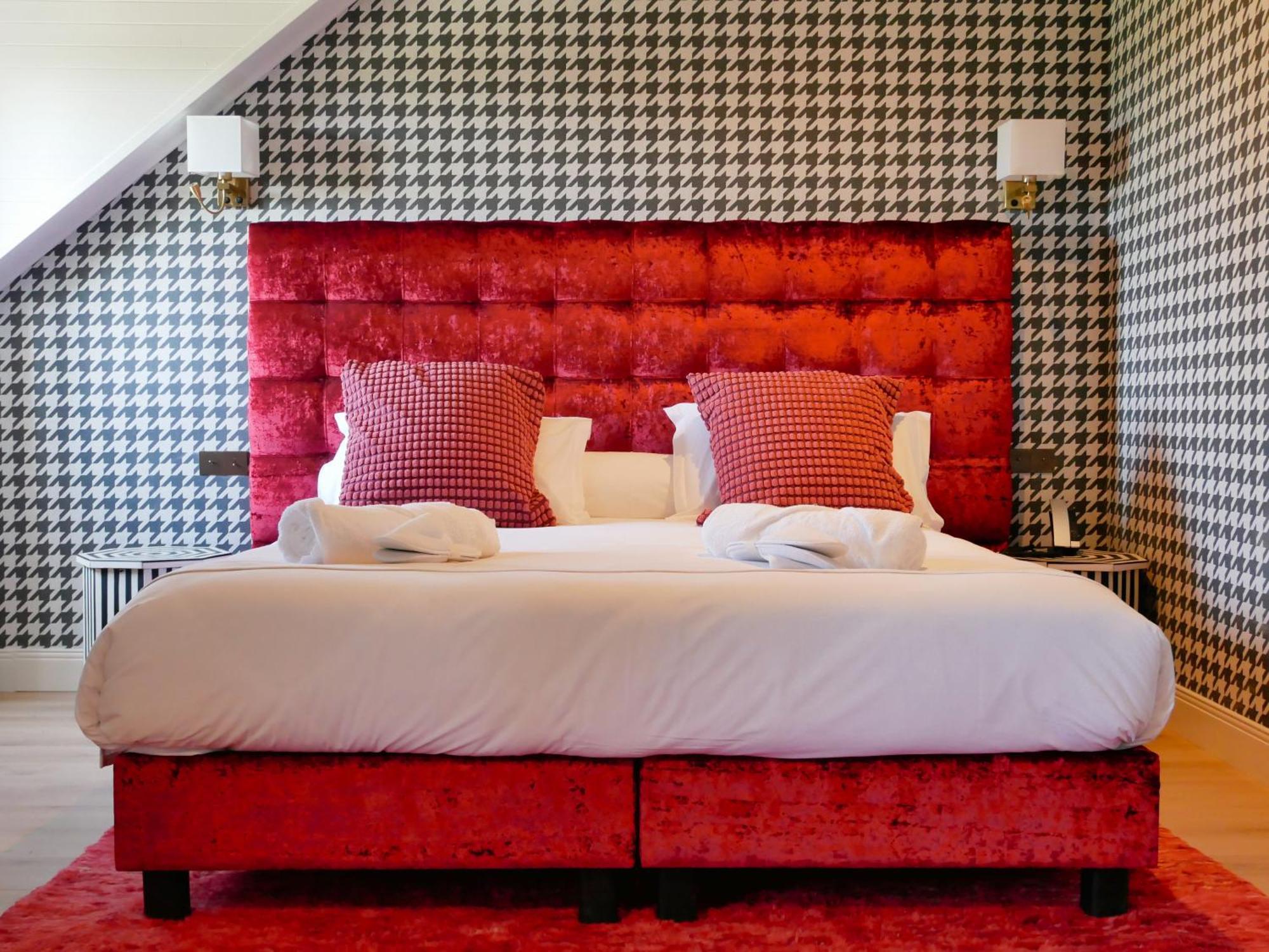 Chateau Hotel *